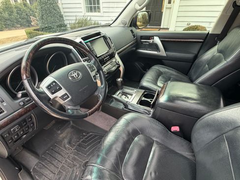 Used 2013 Toyota Land Cruiser image 12