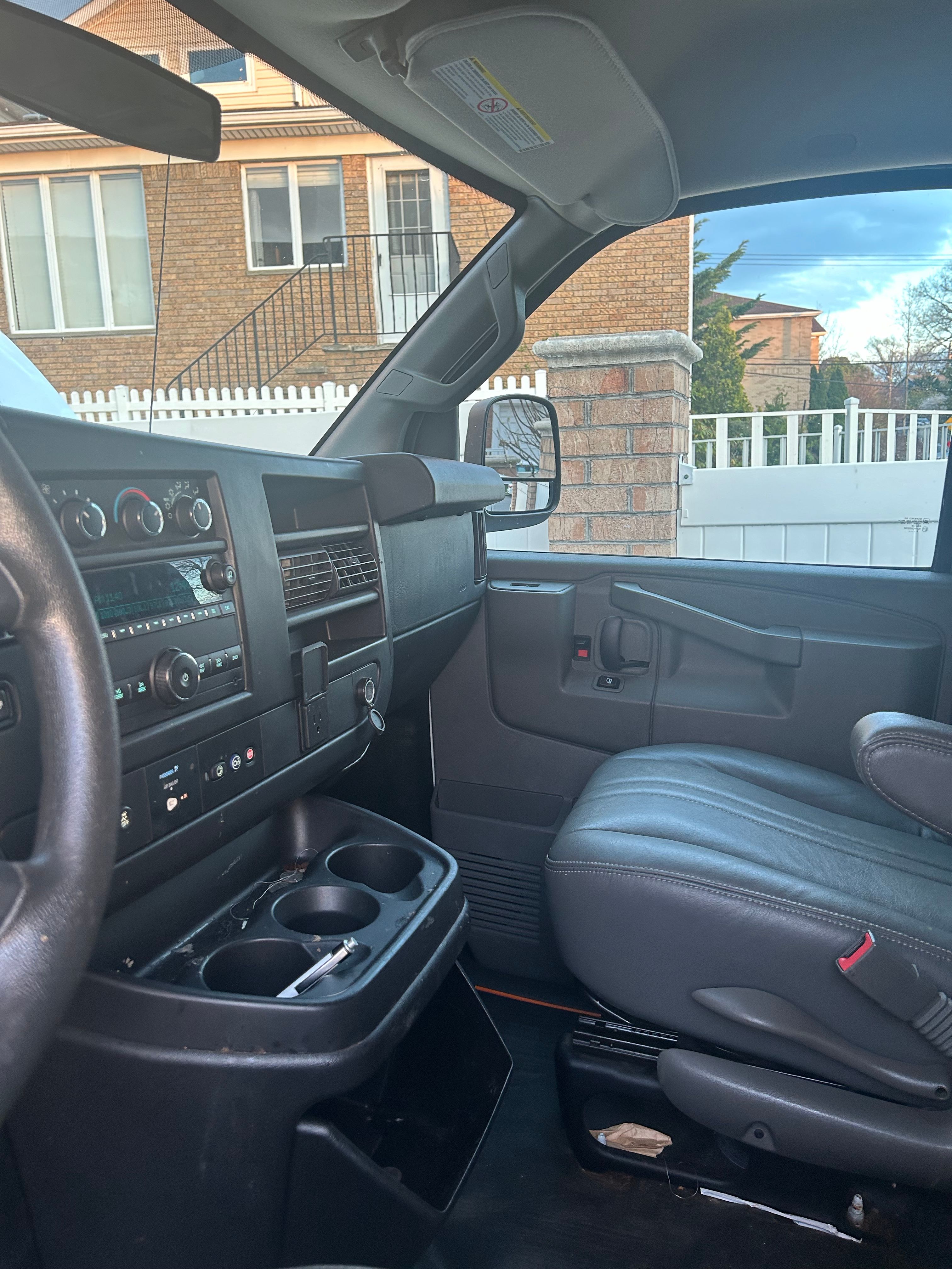 Used 2017 Chevrolet Express 2500 RWD image 4