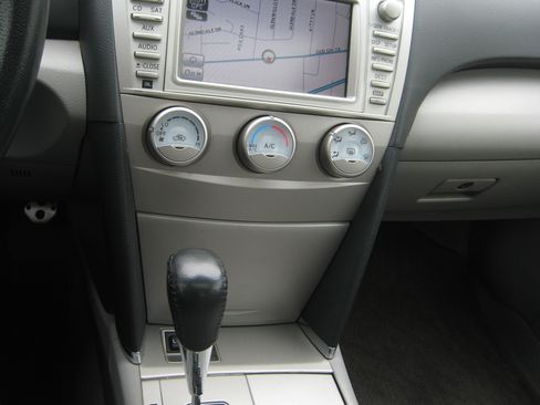 Used 2011 Toyota Camry SE w/ SE/XLE Extra-Value Pkg image 12