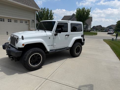 Used 2018 Jeep Wrangler Sahara AWD/4WD image 2