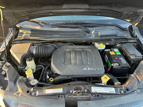 Used 2012 Volkswagen Routan SE image 20