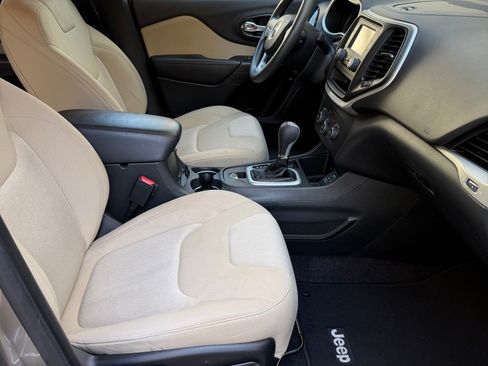 Used 2016 Jeep Cherokee Sport image 9