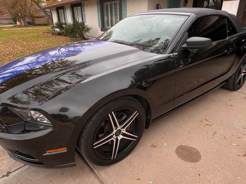 Used 2013 Ford Mustang Convertible image 2