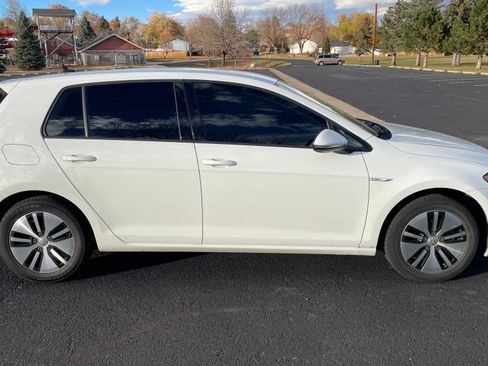 Used 2017 Volkswagen e-Golf SE image 4