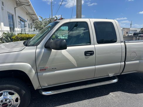 Used 2004 GMC Sierra 3500 SLT w/ Heavy-Duty Power Package image 4