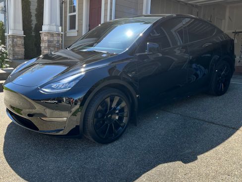 Used 2022 Tesla Model Y Long Range image 14