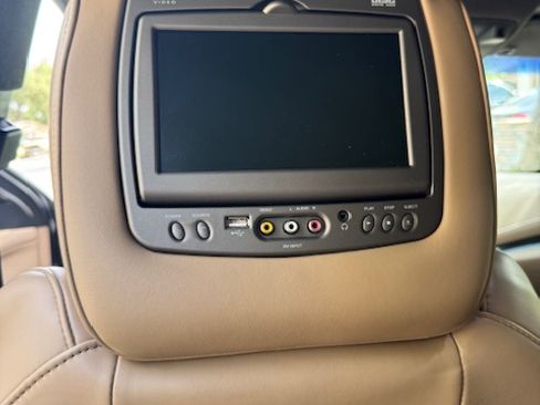 Used 2018 Cadillac Escalade ESV Platinum image 30