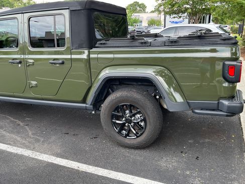 Used 2023 Jeep Gladiator Sport AWD/4WD image 11