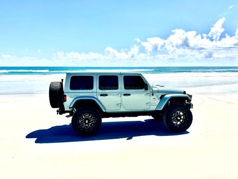 Used 2023 Jeep Wrangler Unlimited Sahara AWD/4WD image 5