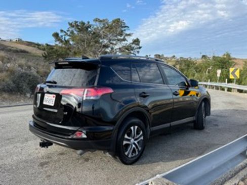 Used 2018 Toyota RAV4 LE FWD image 2