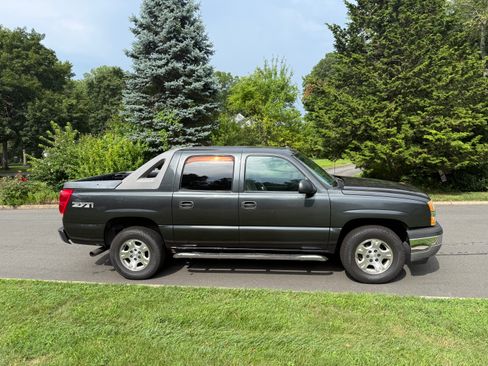 Used 2005 Chevrolet Avalanche Z71 w/ Preferred Equipment Group AWD/4WD image 4