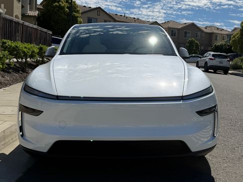 Used 2026 Tesla Model Y AWD image 1