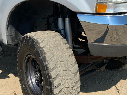 Used 2004 Ford F350 Lariat image 2