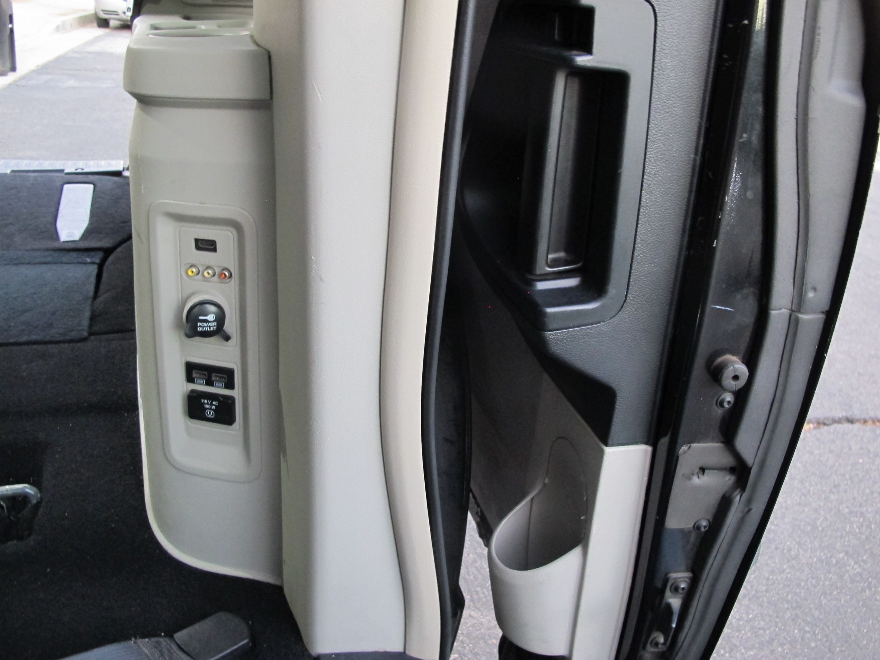 Used 2015 Chrysler Town & Country Touring FWD image 27