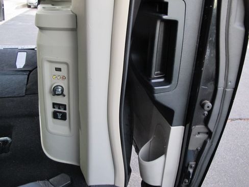 Used 2015 Chrysler Town & Country Touring image 28