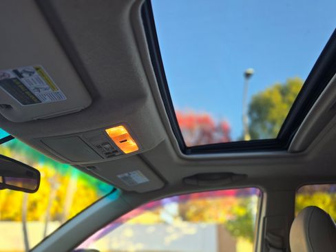 Used 2012 Toyota Highlander SE image 18