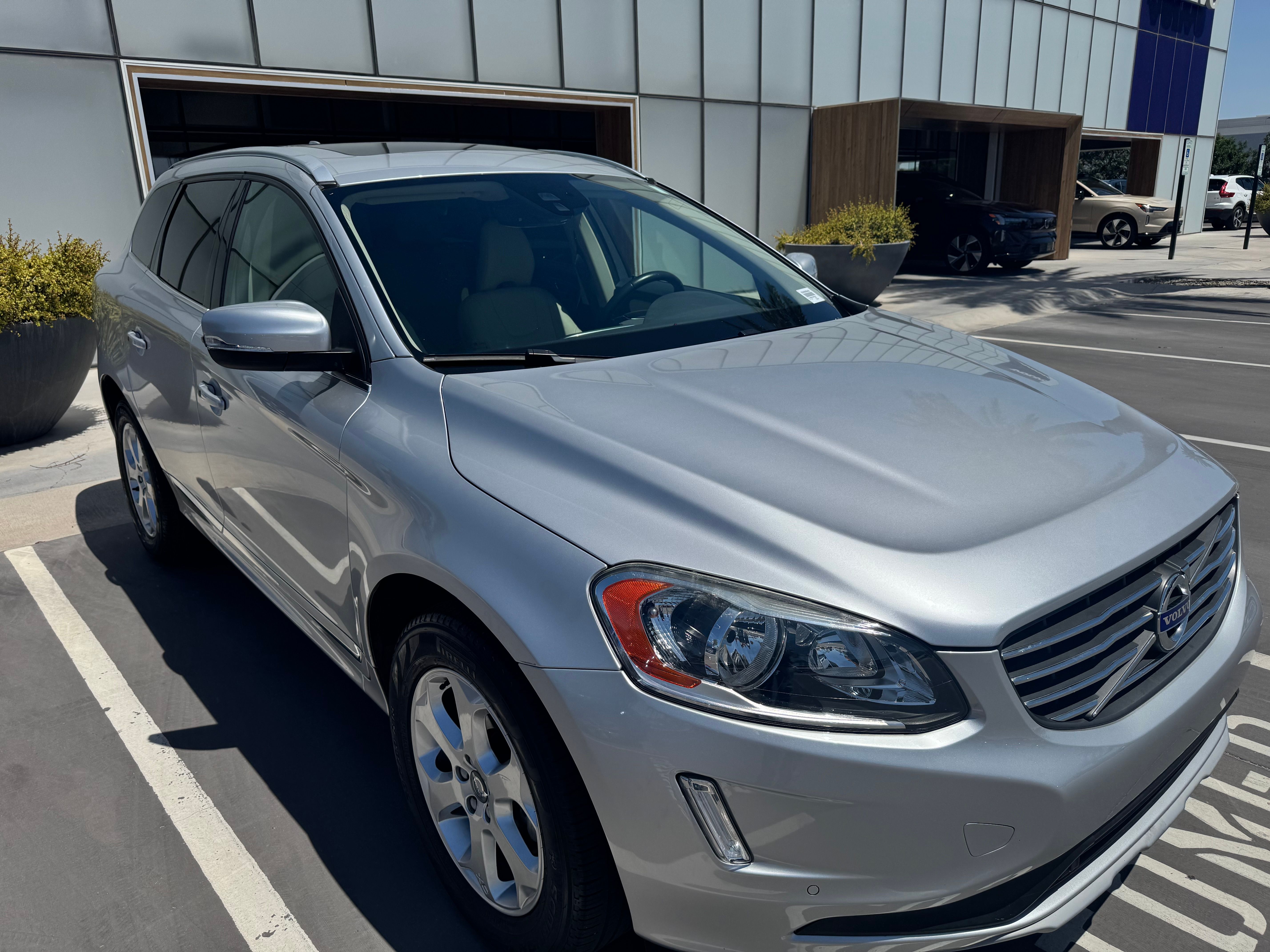Used 2016 Volvo XC60 T5 Premier w/ Proximity Package FWD image 2
