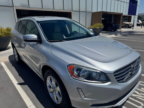 Used 2016 Volvo XC60 T5 Premier w/ Proximity Package FWD image 2