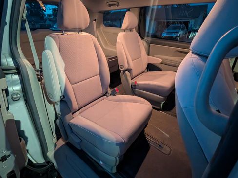 Used 2017 Kia Sedona L image 7