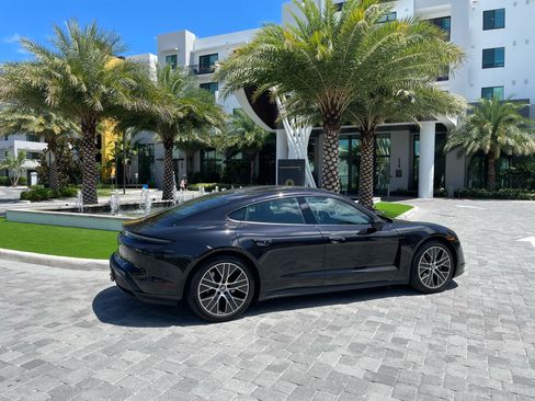 Used 2022 Porsche Taycan image 5