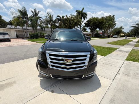 Used 2017 Cadillac Escalade ESV Luxury RWD image 2