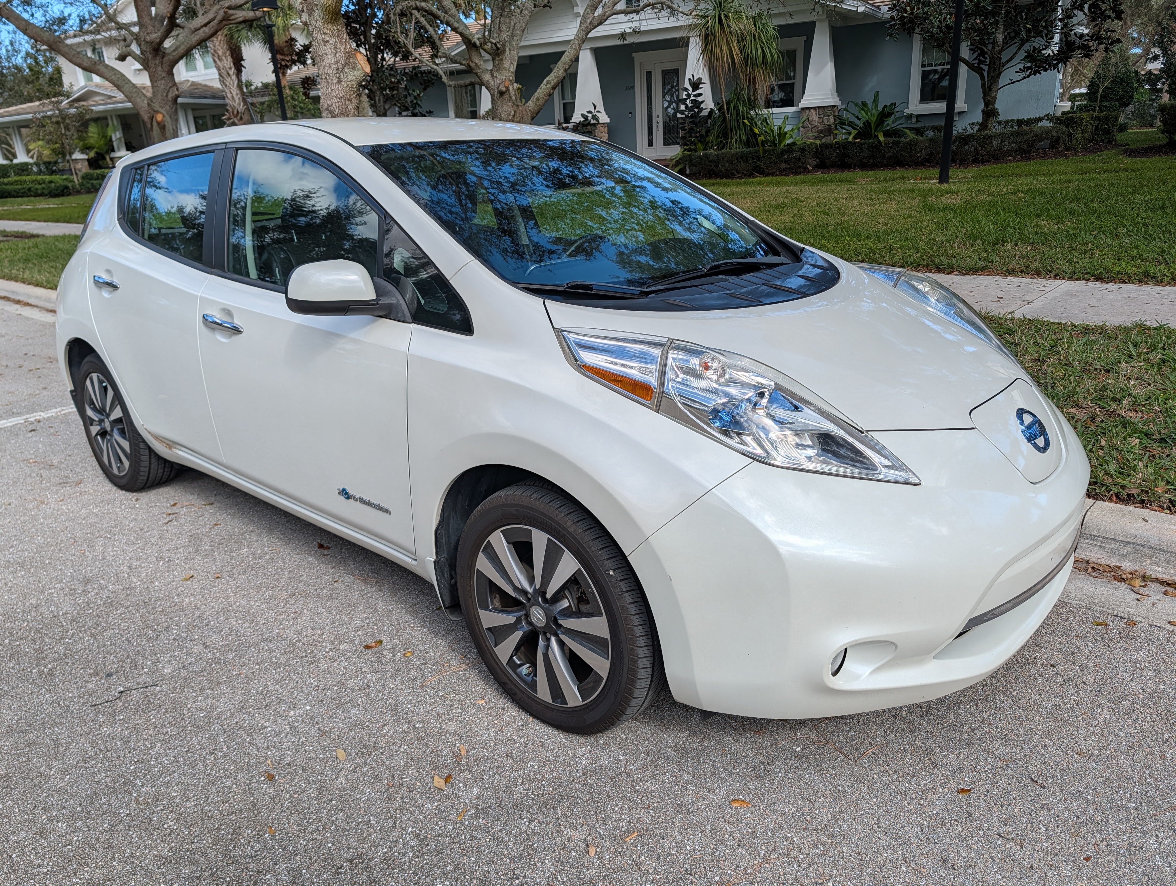 Used 2015 Nissan Leaf SL FWD image 1