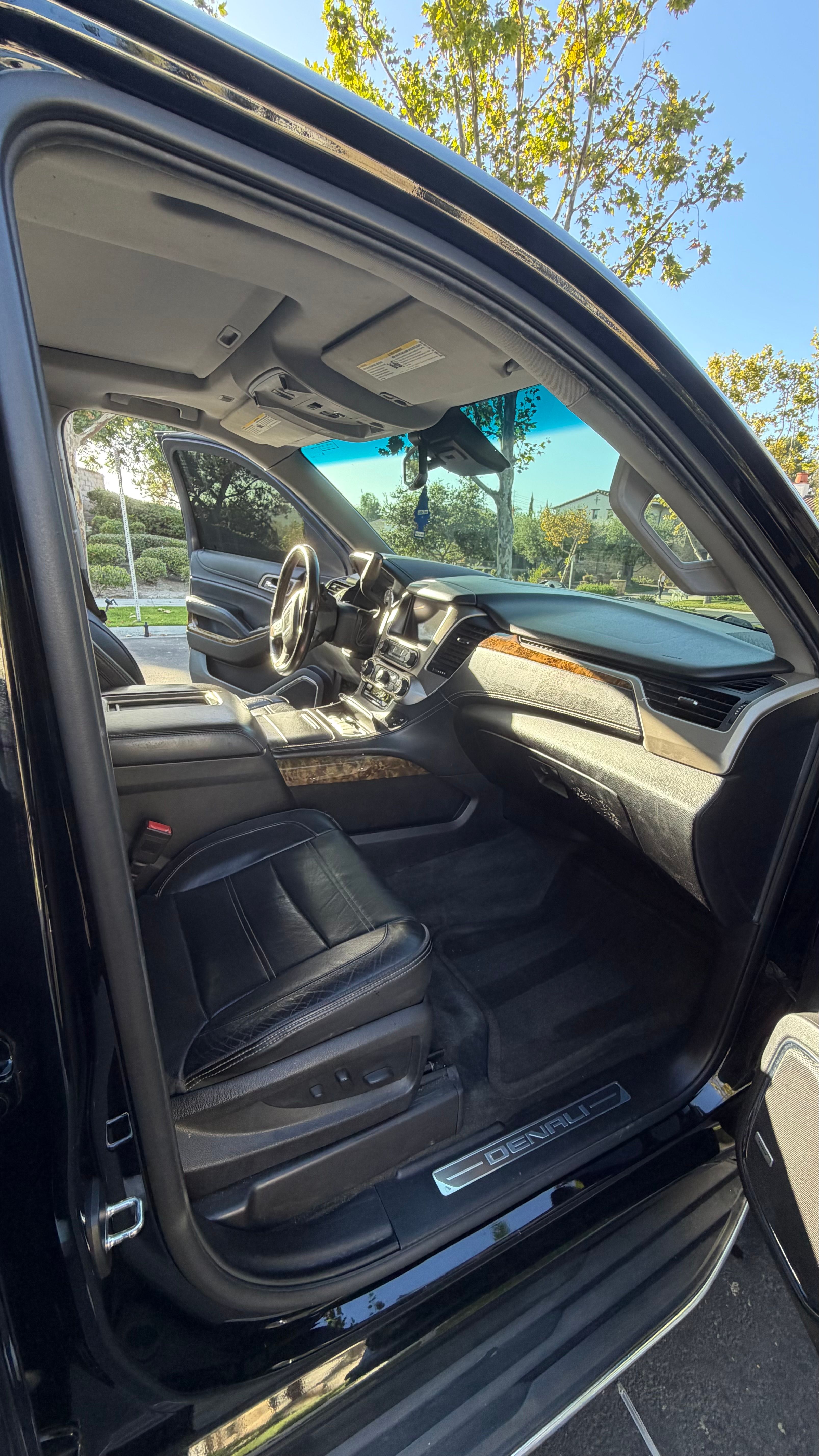 Used 2015 GMC Yukon Denali w/ Touring Package AWD/4WD image 11