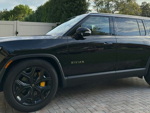 Used 2023 Rivian R1S Adventure image 2