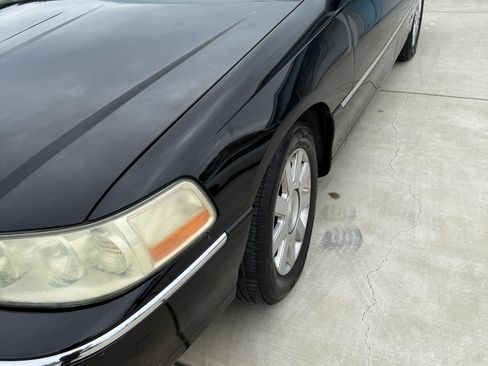 Used 2011 Lincoln Town Car Signature Limited image 6