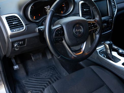 Used 2018 Jeep Grand Cherokee Laredo image 24