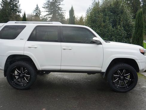 Used 2016 Toyota 4Runner SR5 Premium image 2