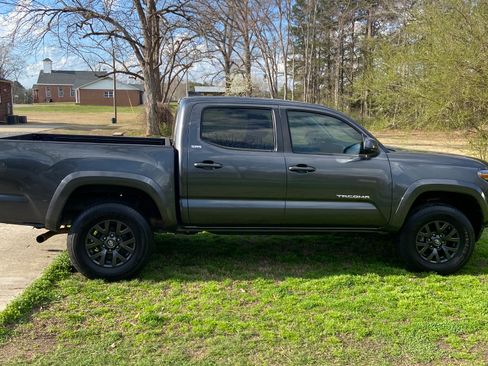 Used 2020 Toyota Tacoma SR5 image 12