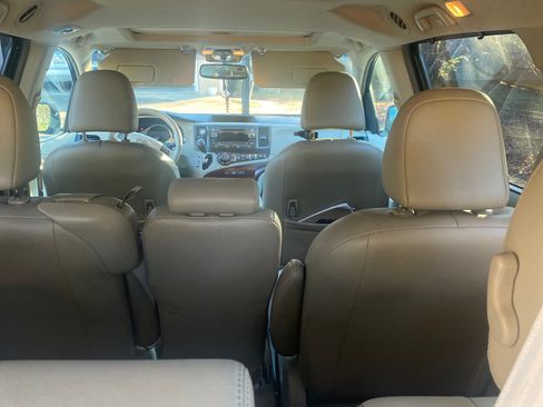 Used 2011 Toyota Sienna XLE image 19