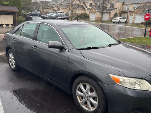 Used 2011 Toyota Camry LE w/ LE Extra-Value Pkg image 2