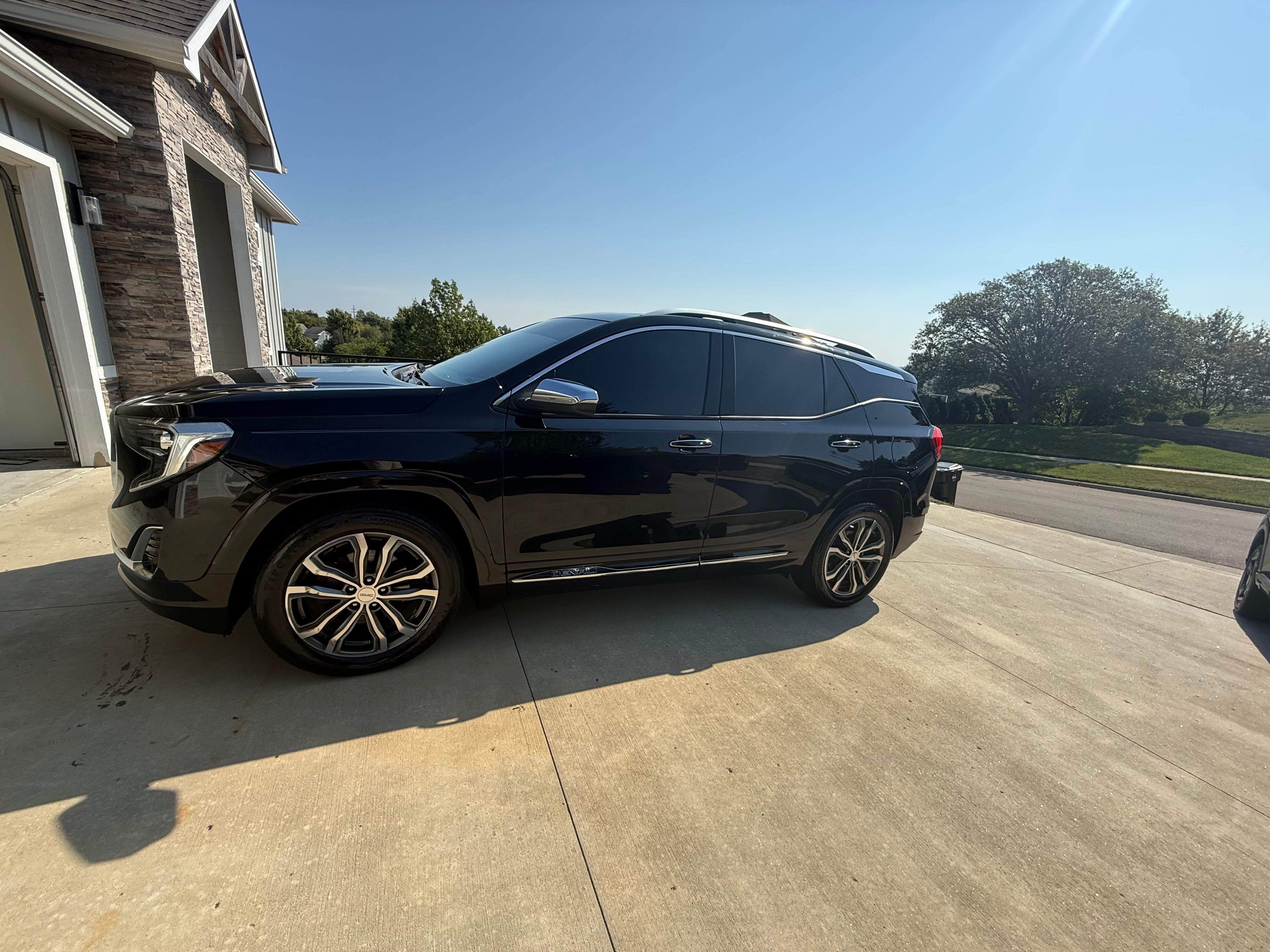 Used 2019 GMC Terrain Denali w/ Comfort Package FWD image 2