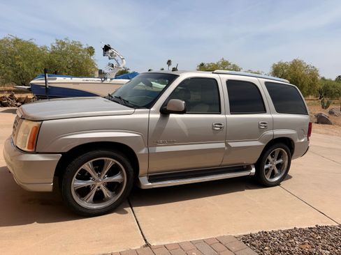 Used 2004 Cadillac Escalade 2WD image 1