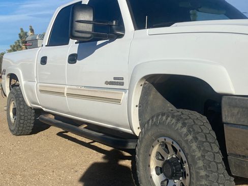 Used 2006 Chevrolet Silverado 2500 LT w/ Heavy-Duty Power Package image 2