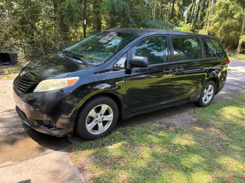 Used 2012 Toyota Sienna FWD image 1