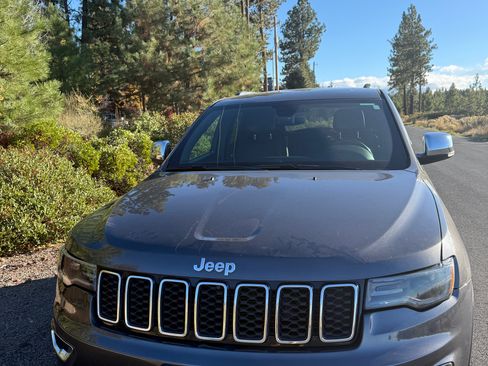 Used 2017 Jeep Grand Cherokee Limited w/ Luxury Group II image 4