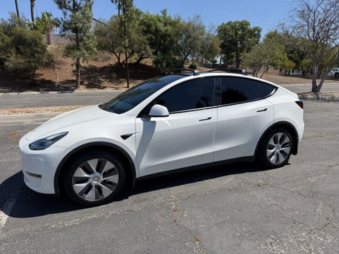 Used 2021 Tesla Model Y Long Range AWD/4WD image 1
