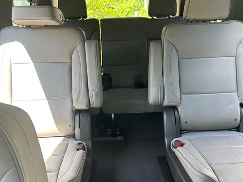 Used 2023 GMC Yukon SLT w/ SLT Luxury Package AWD/4WD image 12