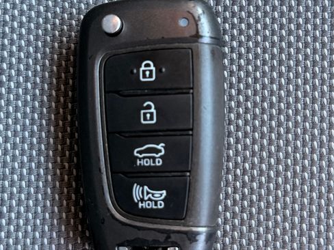 Used 2022 Hyundai Elantra SE image 17