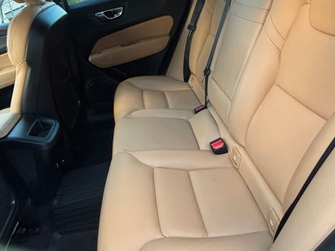 Used 2020 Volvo XC60 T5 Momentum w/ Protection Package Premier image 10