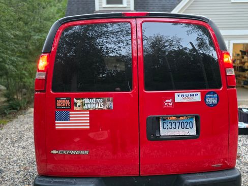 Used 2017 Chevrolet Express 2500 Van 3D image 14