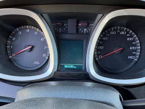 Used 2017 Chevrolet Equinox LT image 2