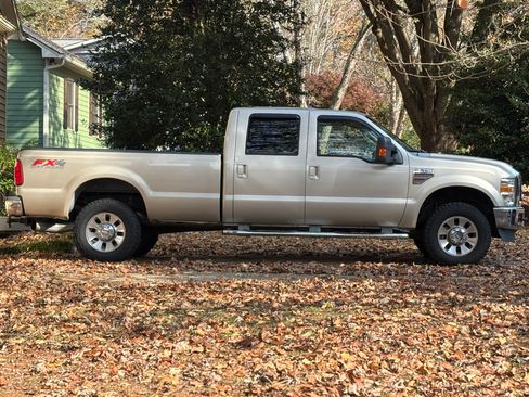 Used 2010 Ford F350 Lariat image 1