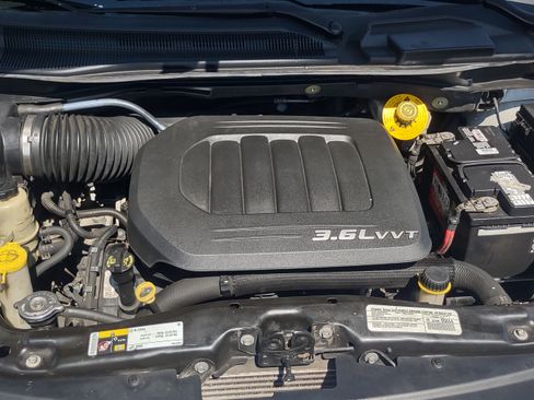 Used 2014 Chrysler Town & Country Touring image 6