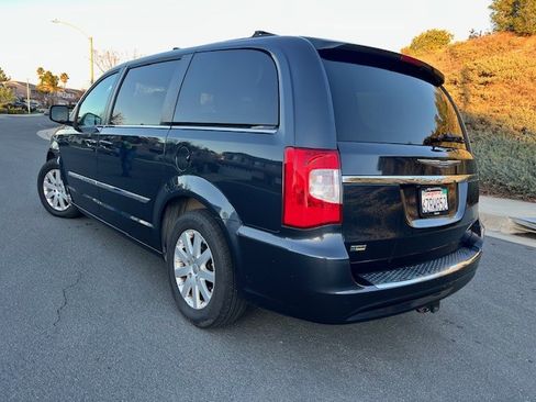 Used 2013 Chrysler Town & Country Touring image 2