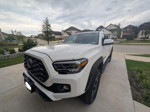 Used 2022 Toyota Tacoma TRD Off-Road AWD/4WD image 2