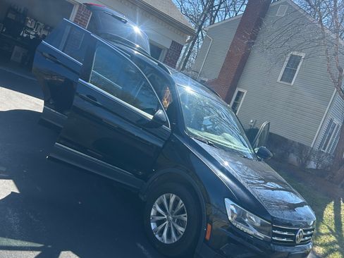 Used 2018 Volkswagen Tiguan SE image 4